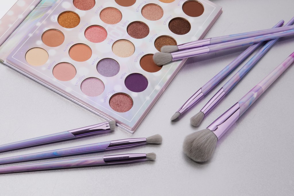 BH Cosmetics Lavender Luxe - 11 Piece Brush Set เซ็ทแปรงแต่งหน้า 11 ชิ้น คอลเลกชั่นของแปรงสำหรับใบหน้าและรอบดวงตา ปลอกโลหะสีลาเวนเดอร์ และด้ามสีพาสเทล