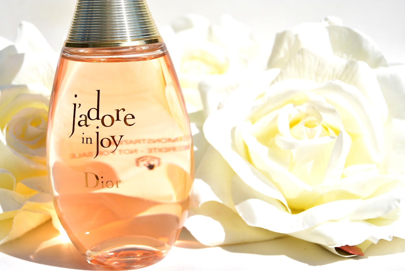 Dior Jadore In Joy EDT น้ำหอมสำหรับคุณผู้หญิงที่ต้องการเผยเสน่ห์ในสไตล์ของตัวเอง ด้วยกลิ่นของความสุขสันต์ที่ให้ความหอมหวานอ่อนละมุนเจือด้วยกลิ่นไอของทะเลอันเป็นเอกลักษณ์ เพิ่มเสน่ห์อันน่าดึงดูดจากกลิ่นดอกไม้อย่างดอกมะลิแซมบัค ดอกซ่อนกลิ่น สารสกัดจากดอกกระดังงา และผลไม้จากส้มเนโรลิ