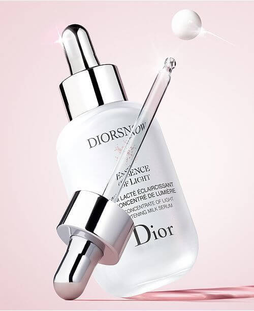 Dior Snow Essence of Light Pure Concentrate of Light Brightening Milk Serum ส่วนผสมอันล้ำค่าพร้อมด้วยพลังแห่งความกระจ่างใสอย่างเป็นธรรมชาติ ฟื้นฟูความอ่อนเยาว์ของผิวและการเผชิญแสงแดดซ้ำ ๆ ลดเม็ดสีเมลานินให้ผิวเรียบเนียนสม่ำเสมอ  Dior Science ได้ค้นพบว่า Edelweiss สามารถขัดขวางกระบวนการนี้และช่วยป้องกันการเกิดจุดด่างดำที่อยู่ลึกลงไป  พลังแห่งการปกป้องและเสริมความแข็งแกร่งของสารสกัดจากหยาดน้ำฟ้าชนิดพิเศษ  เมื่อสัมผัสกับสิ่งที่รุกรานในแต่ละวันเช่นรังสียูวีความชื้นมลภาวะและพฤติกรรมการใช้ชีวิต นำไปสู่การทำให้สีผิวหมองคล้ำลงอย่างยาวนาน