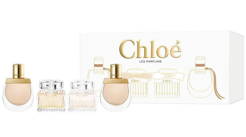 Chloe Les Parfums Set 4 pcs  ของขวัญสุดพิเศษที่จะมอบความประทับใจให้แก่ตัวคุณเองและคนที่คุณรัก สัมผัสกลิ่นหอมสุดประทับใจด้วยชุดน้ำหอมสุดหรูจาก Chloé บรรจุในขนาดกะทัดรัด คอลเล็กชั่นน้ำหอมนี้เป็นเอกลักษณ์ประจำแบรนด์ Chloé แต่ละขวดบรรจุแยกกล่อง ในเซ็ทประกอบด้วย:  Chloé Eau de Parfum 5 ml  Chloé Eau de Toilette 5 ml  Nomade Eau de Parfum 5 ml x 2 ชิ้น 