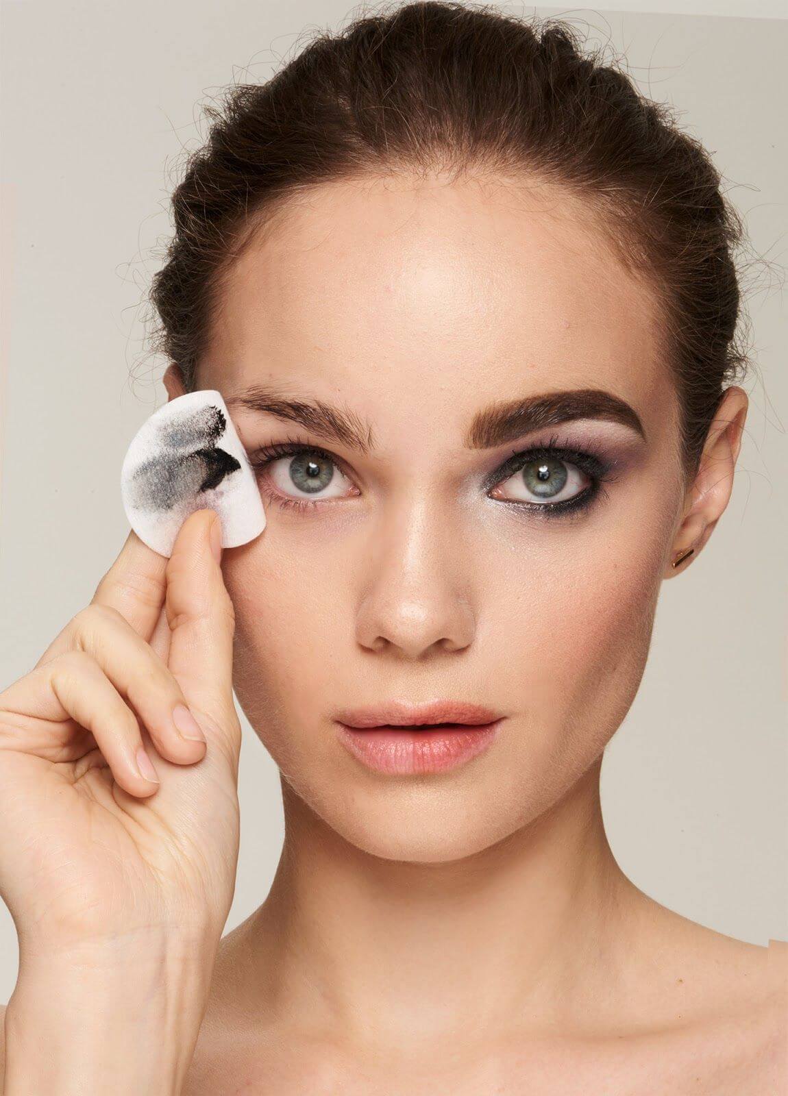 Clinique Rinse-Off Eye Makeup Solvent 60 ml ผลิตภัณฑ์ทำความสะอาดเครื่องสำอางชนิด oil free ไม่ระคายเคืองต่อผิวตา เป็นทางเลือกที่เหมาะใช้กับคนที่ใส่คอนแทคเลนส์ และเมคอัพแบบเบาๆ แค่ปาดออกเบาๆครั้งเดียวก็สะอาดแล้ว ใช้ล้างคราบลิปสติกได้ง่ายด้วย ไม่ระคายเคือง ไม่ทำให้แสบตาหรือแสบปาก