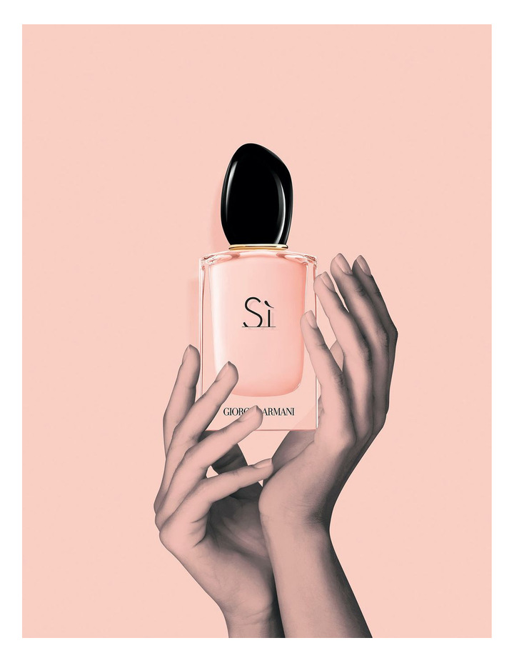 Giorgio Armani Si Fiori Eau De Parfum ได้สร้างสรรค์กลิ่นหอมที่เป็นเอกลักษณ์ชวนหลงใหล แสดงถึงเสน่ห์ของผู้หญิงในวันนี้  ที่เบ่งบานราวกับดอกไม้ที่งดงาม เปี่ยมไปด้วยความรักในเสรีภาพ และสง่างามในทุกมิติ  มอบกลิ่นหอมที่สะท้อนตัวตนของผู้หญิงในวันนี้ได้อย่างลึกซึ้งยิ่งขึ้น 