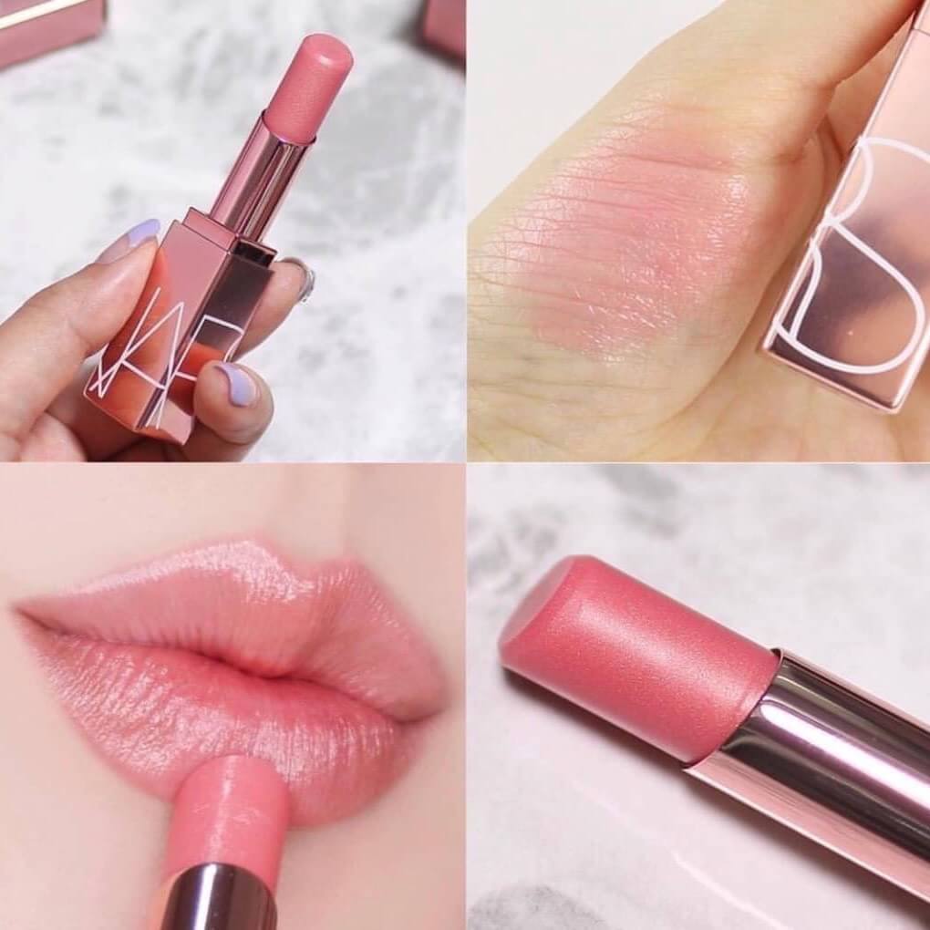 Nars Afterglow Lip Balm #Orgasm 3 g. ลิปบาล์มในเฉดสี Orgasm ช่วยเติมความชุ่มชื่นให้ริมฝีปากพร้อมมอบสี สวยระเรื่ออย่างเป็นธรรมชาติ ลิปบาล์มใหม่ที่รังสรรค์จากสีสันระดับโลก  ให้คุณได้มีริมฝีปากแบบอวบอิ่มเซ็กซี่ เย้ายวนใจ การกระจายตัวเนื้อสีเฉด Orgasm อย่างบางเบาเพื่อทวีประกายสดใสให้แก่ริมฝีปากทุกโทนสี