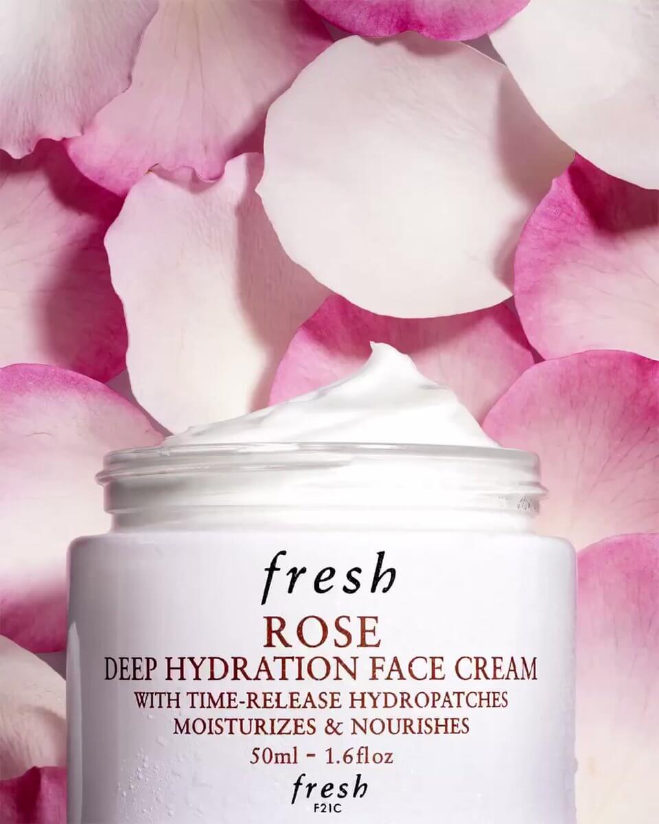 Fresh Rose Deep Hydration Face Cream 30 ml  ผลิตภัณฑ์ที่ทำหน้าที่ส่งมอบความชุ่มชื้นให้แก่ผิวได้ยาวนาน ถึง 24 ชั่วโมง* เหมาะสำหรับผิวธรรมดาถึงผิวแห้ง สูตรผลิตภัณฑ์เนื้อสัมผัสบางเบาที่ผสานเข้ากับ time-release technology ซึ่งช่วยเพิ่มประสิทธิภาพของการคงระดับน้ำ ที่เหมาะสมไว้ในผิว โดยจะไปทำหน้าที่ดึงและเก็บกักความชุ่มชื้นให้คงอยู่ในผิวได้ตลอดวัน