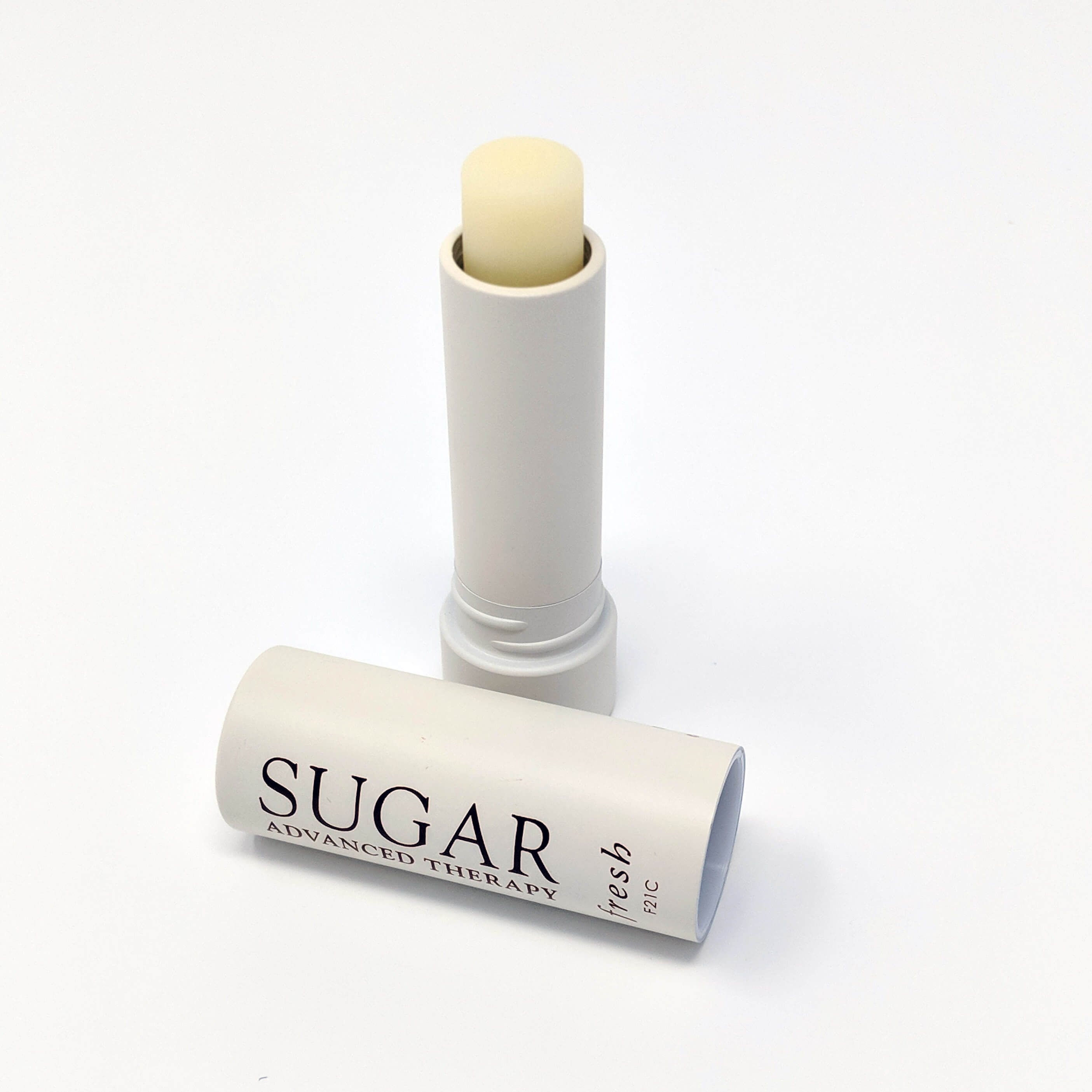 Fresh Sugar Lip Treatment Advanced Therapy 2.2g ลิปทรีตเม้นท์ที่ช่วยต่อต้านริ้วรอยบนริมฝีปาก ด้วยสารสกัดจากส้ม บัตเตอร์ Cupuacu น้ำมันเมล็ดพลัม และน้ำมันเสาวรส อุดมไปด้วย Hyaluronic Filling Spheres ที่ช่วยเพิ่มความอวบอิ่มให้เรียวปาก เนียนนุุ่มชุ่มชื่น ต่อต้านริ้วรอยบนริมฝีปาก