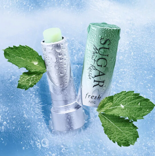 Fresh Sugar Mint Rush Freshening Lip Treatment  2.2g ลิปทรีตเมนต์นวัตกรรมใหม่ล่าสุดที่มอบความชุ่มชื้นได้ยาวนานสูงสุด 24 ชั่วโมงมาพร้อมกลิ่นแสนสดชื่นของมินต์ Duo of Time-Release Technologies: เทคโนโลยีที่ห่อหุ้มความเย็นสดชื่นของมินต์ และจะเพิ่มความเย็นสดชื่นยิ่งขึ้นเมื่อคุณเม้มริมฝีปาก