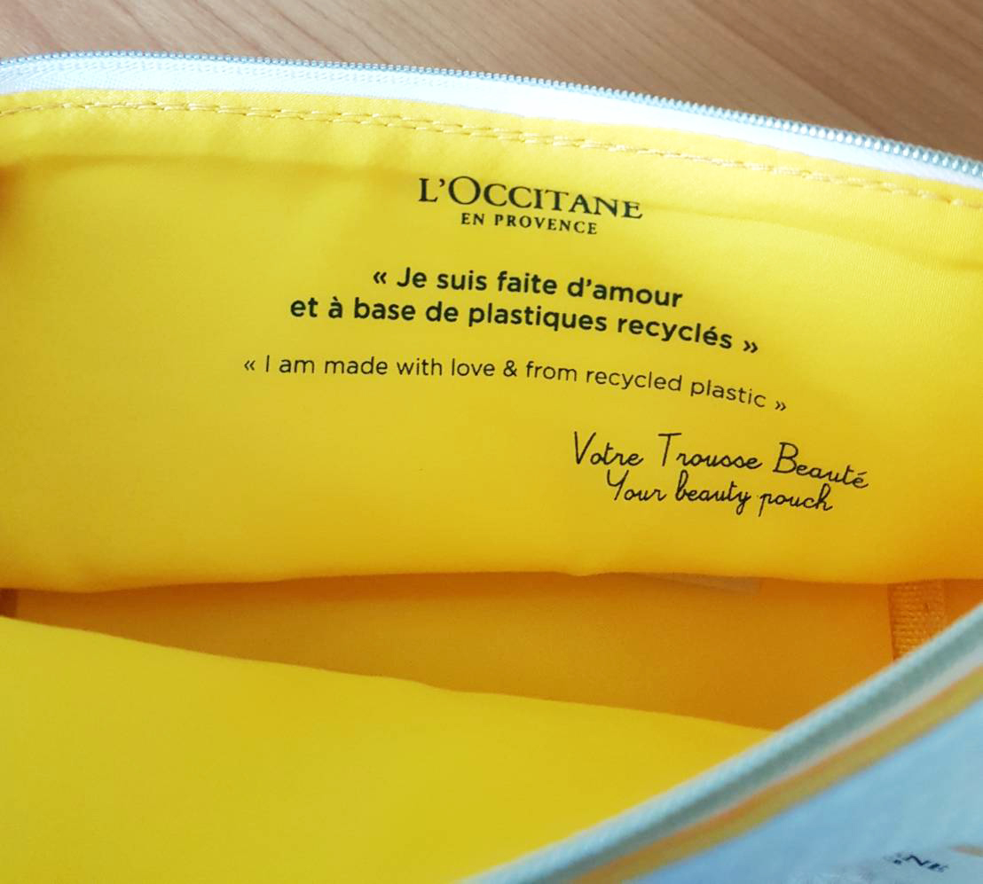 L'Occitane IMM Divine Sept Pouch 2020 1 pc. กระเป๋าใส่เครื่องสำอางจากแบรนด์ L'occitane ด้านในกระเป๋าปริ้นคำว่า "I am made with love & from recycled plastic" ซึ่งหมายความว่า กระเป๋าของเรานั้นผลิตด้วยความรักและผลิตจากพลาสติกที่รีไซเคิล