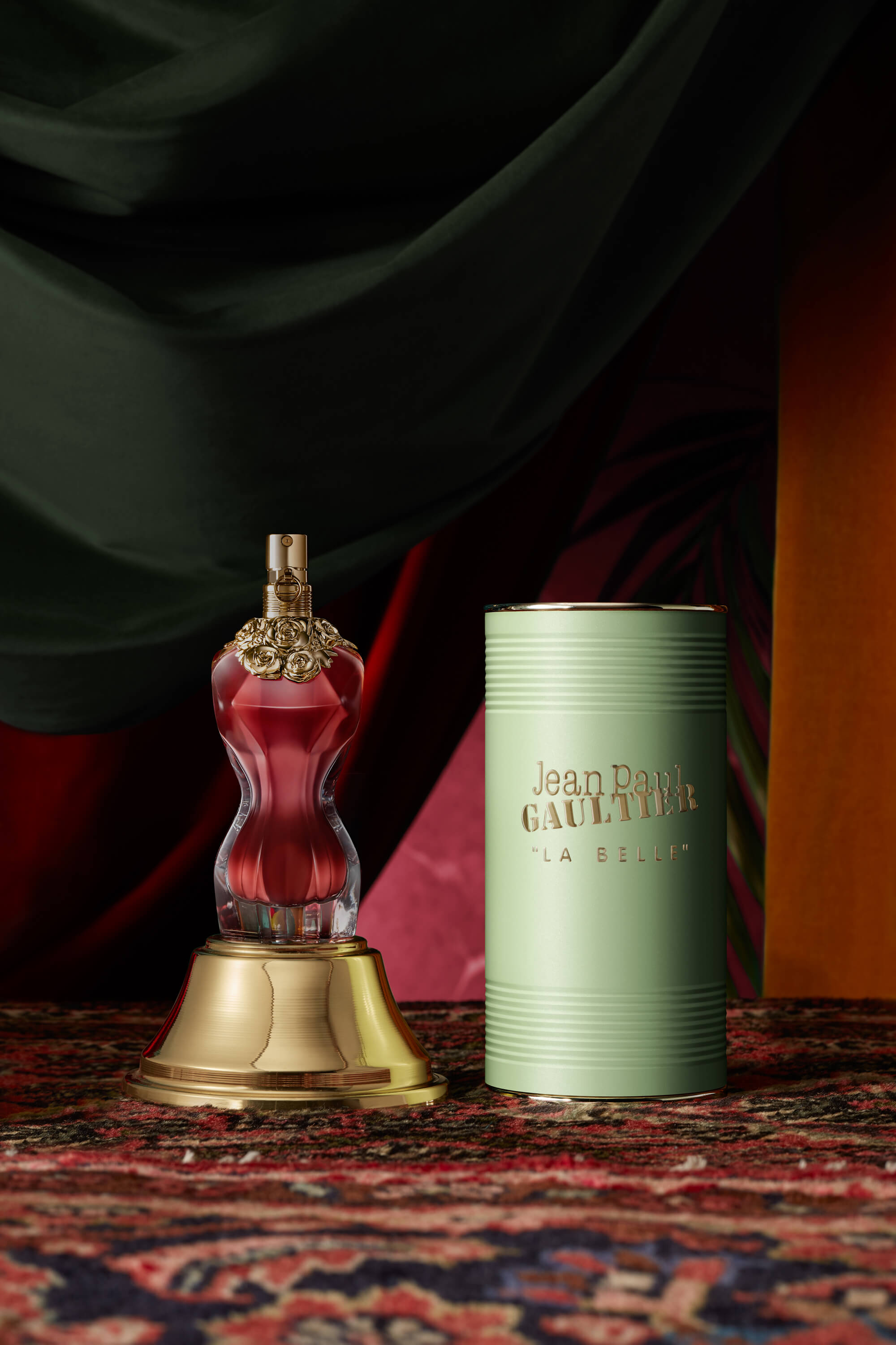 Jean Paul Gaultier Scandal La Belle EDP 6 ml   น้ำหอมกลิ่น Oriental Vanilla สำหรับผู้หญิง เปิดตัวในปี 2019 La Belle สร้างโดย Quentin Bisch และ Sonia Constant เปิดกลิ่นด้วยวานิลลา ตามมาด้วยเบอร์กาม็อตสดและผลแพร์ ที่ให้ความหอมหวานสดชื่น