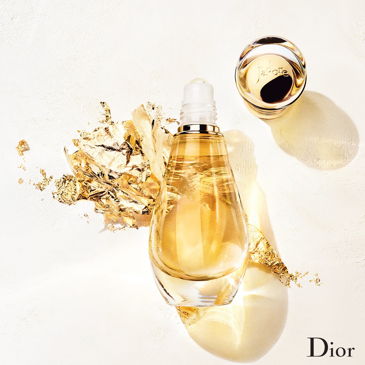 Dior J'Adore Eau De Parfum Roller Pearl 20ml น้ำหอมหัวลูกกลิ้ง กลิ่นหรูหราที่สะท้อนความเป็นสาวสังคมที่มีลุคมาดมั่น ด้วยกลิ่นหอมของมวลดอกไม้และฟรุ้ตตี้ ให้ความรู้สึกสดชื่น มีเสน่ห์