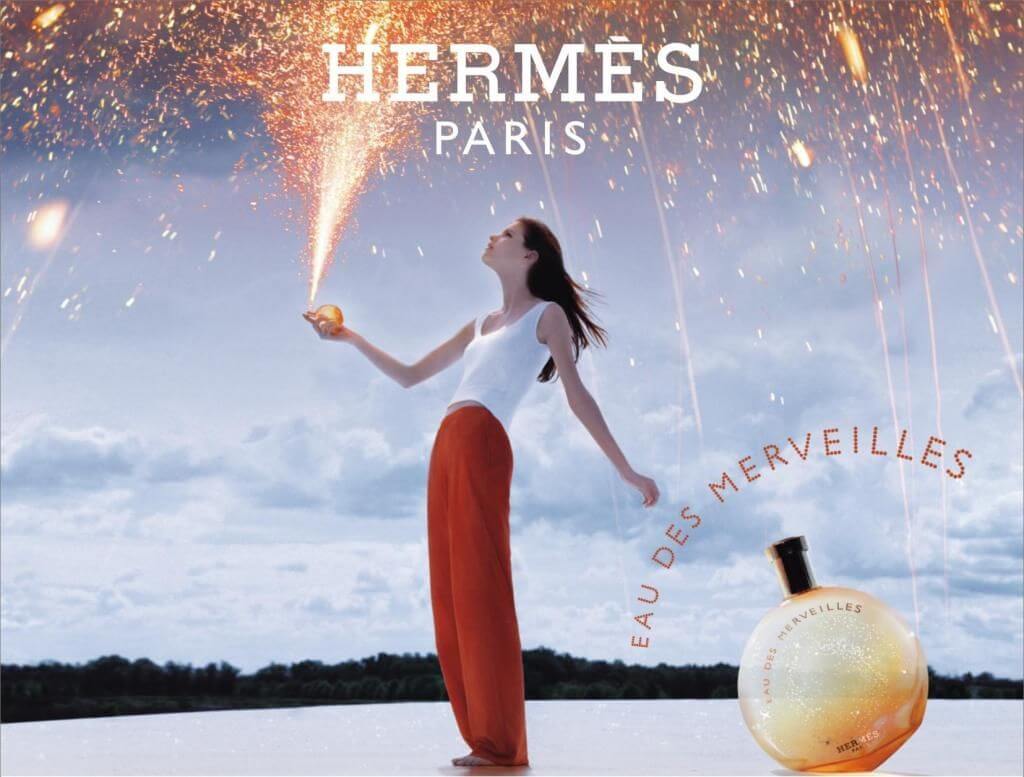 Hermes Eau Des Merveilles EDT 2 ml เปิดตัวด้วยกลิ่นความสดชื่นของส้มและผสมผสานกันอย่างซับซ้อนระหว่าง amber กลิ่นของไม้หอมซึ่งให้ความนุ่มนวลและเย้ายวนใจ ให้กลิ่นหอมที่สะท้อนความเป็นผู้หญิงที่มีเสน่ห์ดึงดูดใจ ครองใจสาวๆมายาวนาน