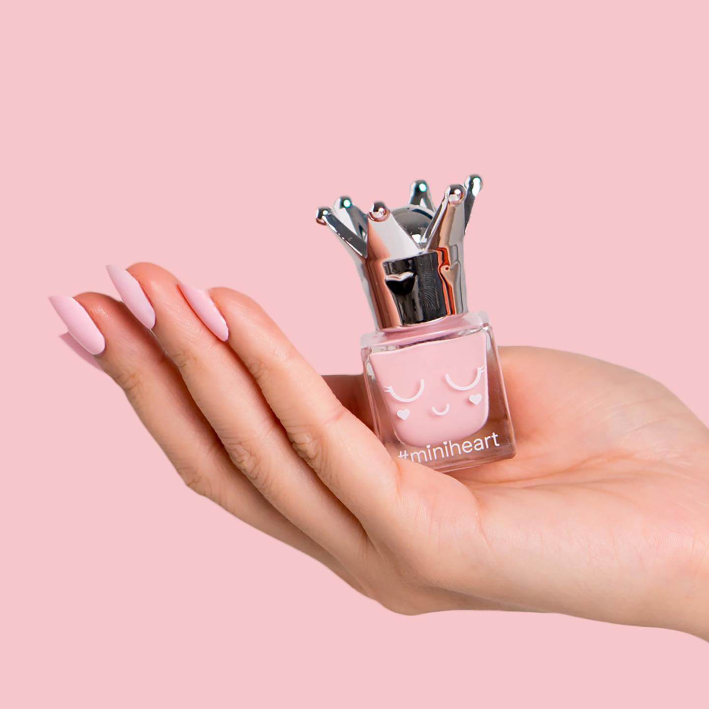 Miniheart Premium Nail Colour #PR04-Pastel Pink 11 ml (สีธรรมดา) แต่งแต้มสีเล็บของคุณได้ตามอารมณ์ ติดทน ไม่หลุดลอกเร็วจนเกินไป ทาง่ายเพียงปาดเดียวได้สีคมชัด สวยเหมือนคุณเป็นมืออาชีพ