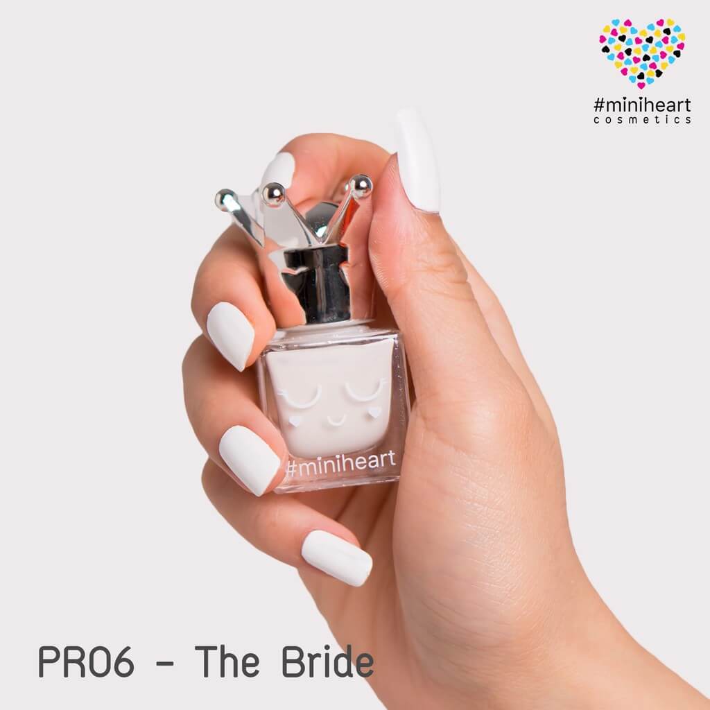 Miniheart Premium Nail Colour #PR06-The Bride 11 ml (สีธรรมดา) แต่งแต้มสีเล็บของคุณได้ตามอารมณ์ ติดทน ไม่หลุดลอกเร็วจนเกินไป ทาง่ายเพียงปาดเดียวได้สีคมชัด สวยเหมือนคุณเป็นมืออาชีพ