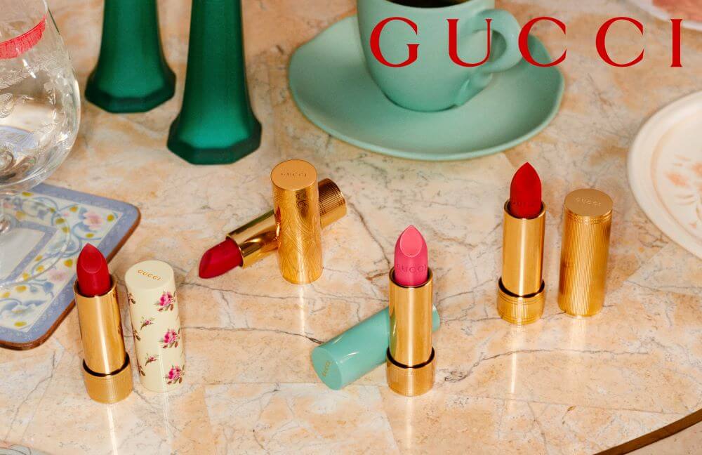 GUCCI Lip Color Rouge A Levres ​ ลิปสติกรุ่นใหม่ล่าสุดจาก Gucci ผสมผสานความวินเทจนิดๆ Camp หน่อยๆ แต่ก็ยังแฝงความหรูหรามีเสน่ห์ในแบบฉบับของ Gucci 
