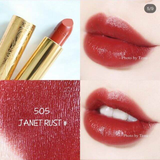 GUCCI Lip Color Rouge A Levres #505 Janet Rust 3.5 g ลิปสติกเนื้อสัมผัสแบบซาติน ให้สัมผัสเบาสบายปาก แต่พิกเม้นต์แน่นในปาดเดียว เมื่อทาแล้วให้ลุคกึ่งแมตต์กึ่งวาว ริมฝีปากสุขภาพดี มาในแพ็กเกจสีทองที่อินสไปร์มาจากเครื่องสำอางและของสะสมแนววินเทจ ที่ให้ความหรูหราเลอค่า น่าสะสม