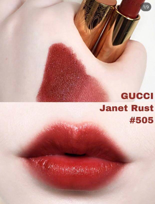 GUCCI Lip Color Rouge A Levres #505 Janet Rust 3.5 g ลิปสติกเนื้อสัมผัสแบบซาติน ให้สัมผัสเบาสบายปาก แต่พิกเม้นต์แน่นในปาดเดียว เมื่อทาแล้วให้ลุคกึ่งแมตต์กึ่งวาว ริมฝีปากสุขภาพดี มาในแพ็กเกจสีทองที่อินสไปร์มาจากเครื่องสำอางและของสะสมแนววินเทจ ที่ให้ความหรูหราเลอค่า น่าสะสม