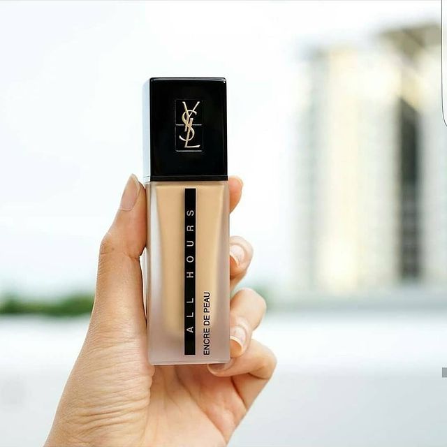 Yves Saint Laurent All Hours Foundation รองพื้นเนื้อเนียนละเอียด พร้อมสูตรควบคุมความมัน ที่ยังป้องกันสีจาง ความร้อนชื้น ความแห้ง และแม้แต่สัมผัส จึงทำให้คงผลลัพธ์หลังแต่งหน้าเสร็จได้ยาวนาน มีส่วนประกอบของ black tea anti-oxidant ที่ให้การบำรุงผิว ช่วยลดรอยคล้ำ SPF 20 PA+++ เหมาะกับทุกสภาพผิว รวมทั้งผิวบอบบาง