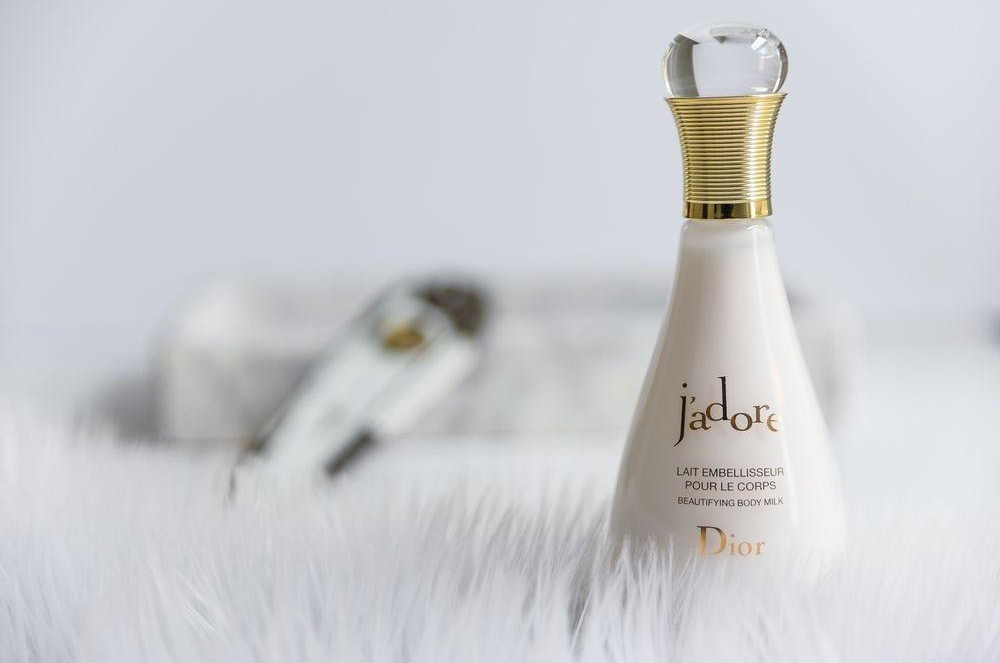 Dior J'adore Lait Sublime​ Body Milk 20 ml โลชั่นเนื้อน้ำนมอ่อนโยนอุดมด้วย Cotton Nectar และสารสกัดจากดอกมะลิ ให้ผิวชุ่มชื้นหอมติดทนนาน ใช้คู่กันกับน้ำหอม ผิวยิ่งนุ่มยิ่งหอม