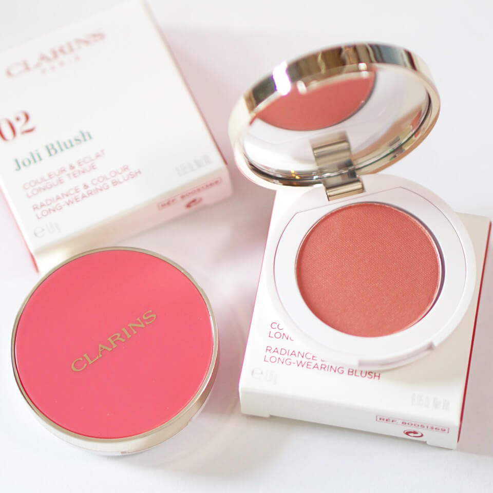 Clarins Joli Blush #02 Cheeky Pink 1.6 g บลัชออนทึ่จะทำให้ทุกสายตาต้องเหลียวมองคุณ ด้วยสีสันสะกดสายตาที่เข้าได้กับทุกสีผิว เนื้อสัมผัสนุ่มละมุน เบาสบาย