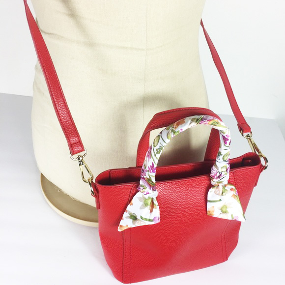 กระเป๋า Estee Lauder Red Romantic Crossbody ขนาด  9.5X7 นิ้ว พร้อมสายสะพายถอดเก็บได้ จะถือแบบคล้องแขนหรือสะพายข้างก้ได้ 