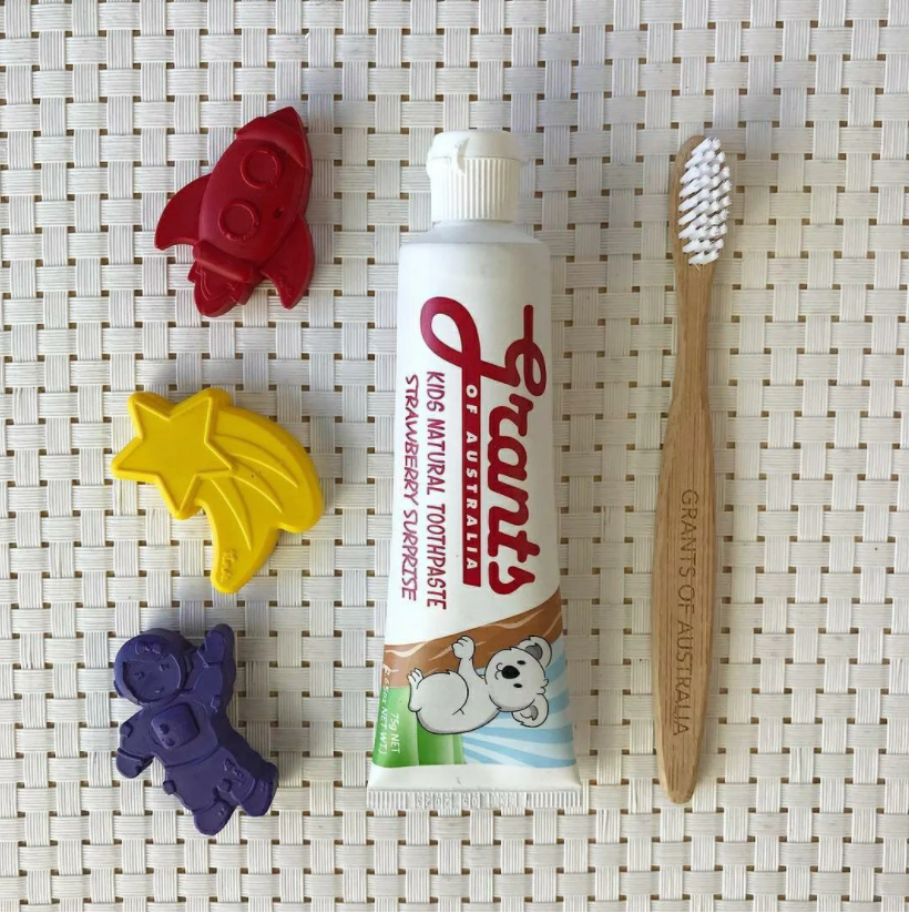 Grants of Australia Kids Toothpaste Strawberry Surprise 75g ยาสีฟันธรรมชาติสำหรับเด็ก กลิ่นสตรอว์เบอร์รี่ ป้องกันฟันผุด้วยไซลิทอลจากเปลือกไม้ ที่ช่วยลดแบคทีเรียในช่องปาก ซึ่งเป็นสาเหตุของฟันผุ