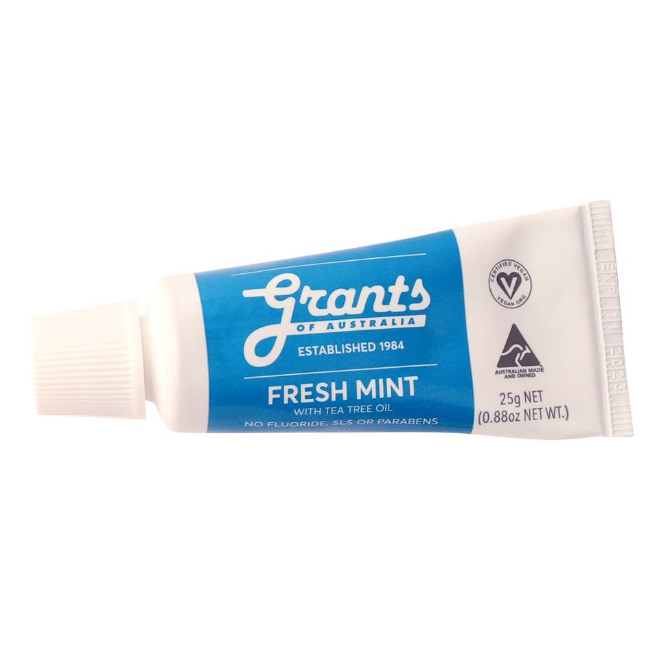 Grants of Australia Fresh Mint with Tea Tree Oil Travel Size 25g ยาสีฟันสูตรดั้งเดิมที่เป็นที่นิยม ช่วยให้ลมหายใจหอมสดชื่นด้วยรสชาติของมิ้นท์ ดูแลฟันของคุณด้วยประโยชน์จากทีทรีออยล์ออร์แกนิค