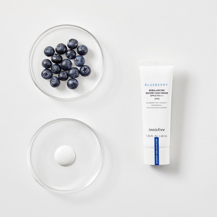 Innisfree Blueberry Rebalancing Watery Sun Cream SPF45 PA+++ 40 ml  ครีมกันแดดผสมเซรั่มจากส่วนผสมสารสกัดจากบลูเบอร์รี่ออแกนิค ช่วยปรับสมดุลผิวให้ความชุ่มชื้น ต่อต้านอนุมูลอิสระที่เป็นสาเหตุของริ้วรอยก่อนวัย เนื้อครีมบางเบาเป็นน้ำสบายผิว ซึมง่าย ไม่เหนียวเหนอะหนะ ไม่ทิ้งความขาววอกบนใบหน้า ปกป้องผิวจากรังสี UV SPF 45 PA+++