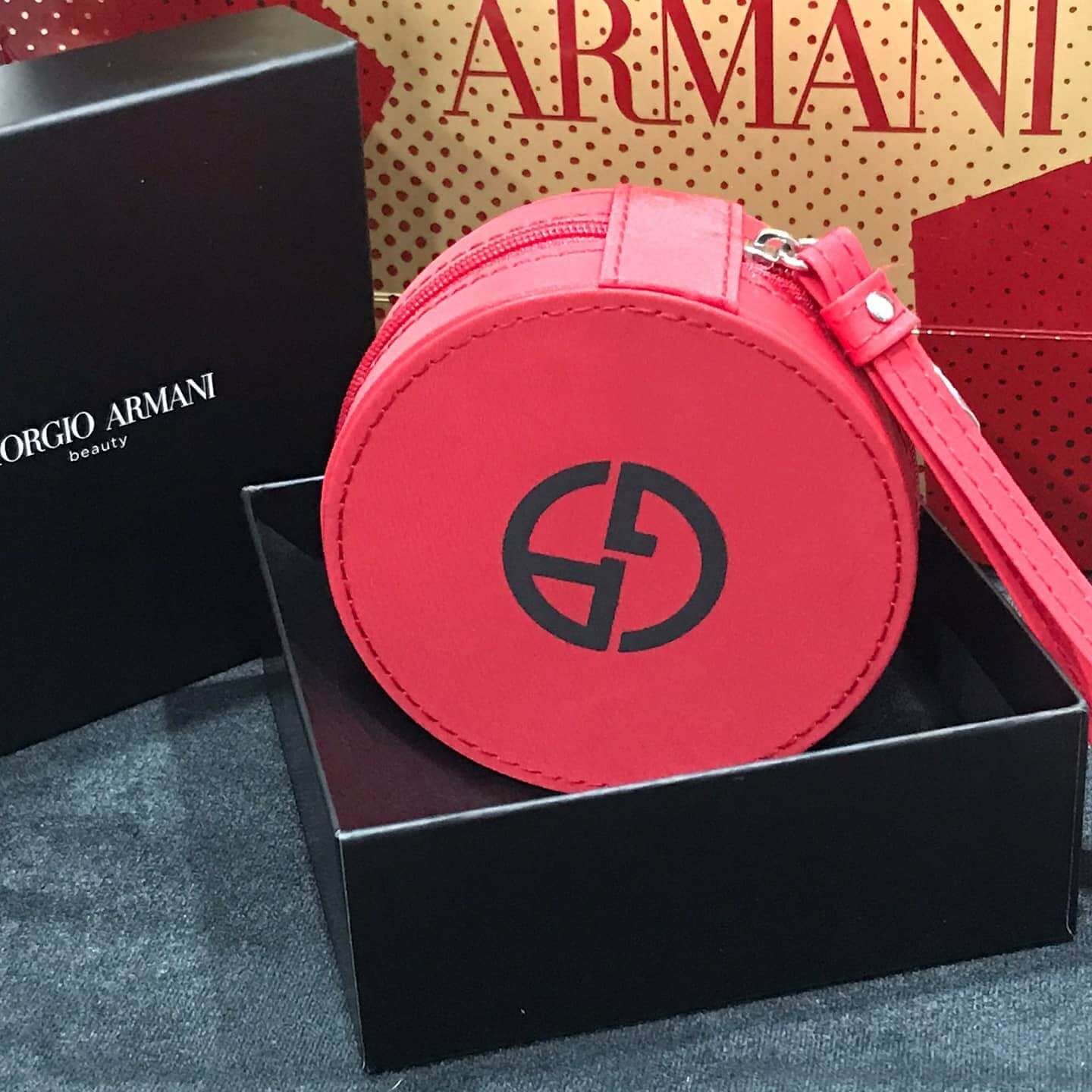 Giorgio Armani Beauty Red Cushion Vanity Bag  กระเป๋าสุดหรูจากแบรนด์ Giorgio Armani ทรงกลม รูปแบบตลับคูชชั่น ถือไปไหนก็เก๋ มาพร้อมกล่องแบรนด์สีดำ Giorgio Armani