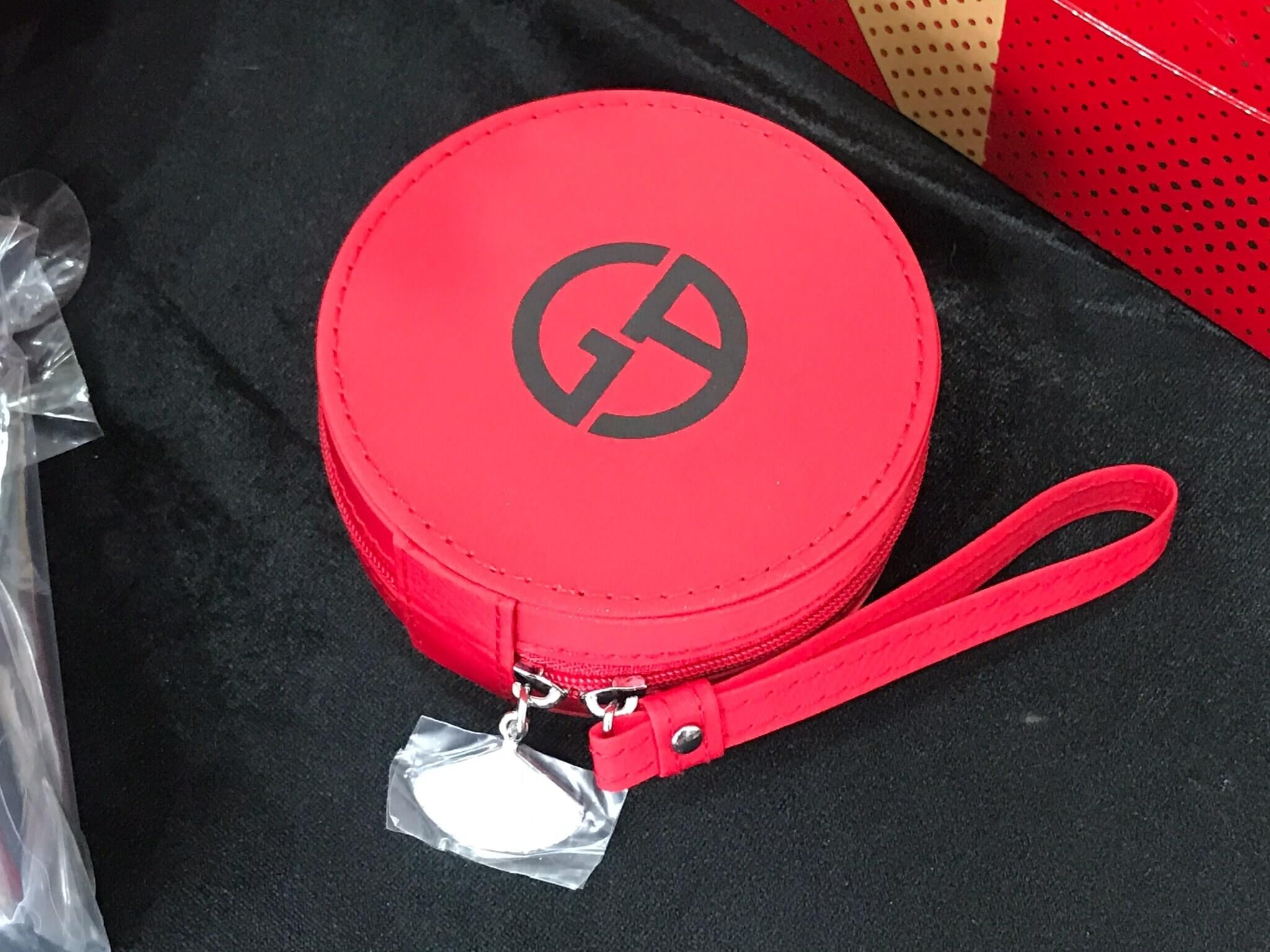 Giorgio Armani Beauty Red Cushion Vanity Bag กระเป๋าทำจากผ้า Polyester เปิดปิดด้วยซิปรอบ หัวซิป 2 ด้าน 