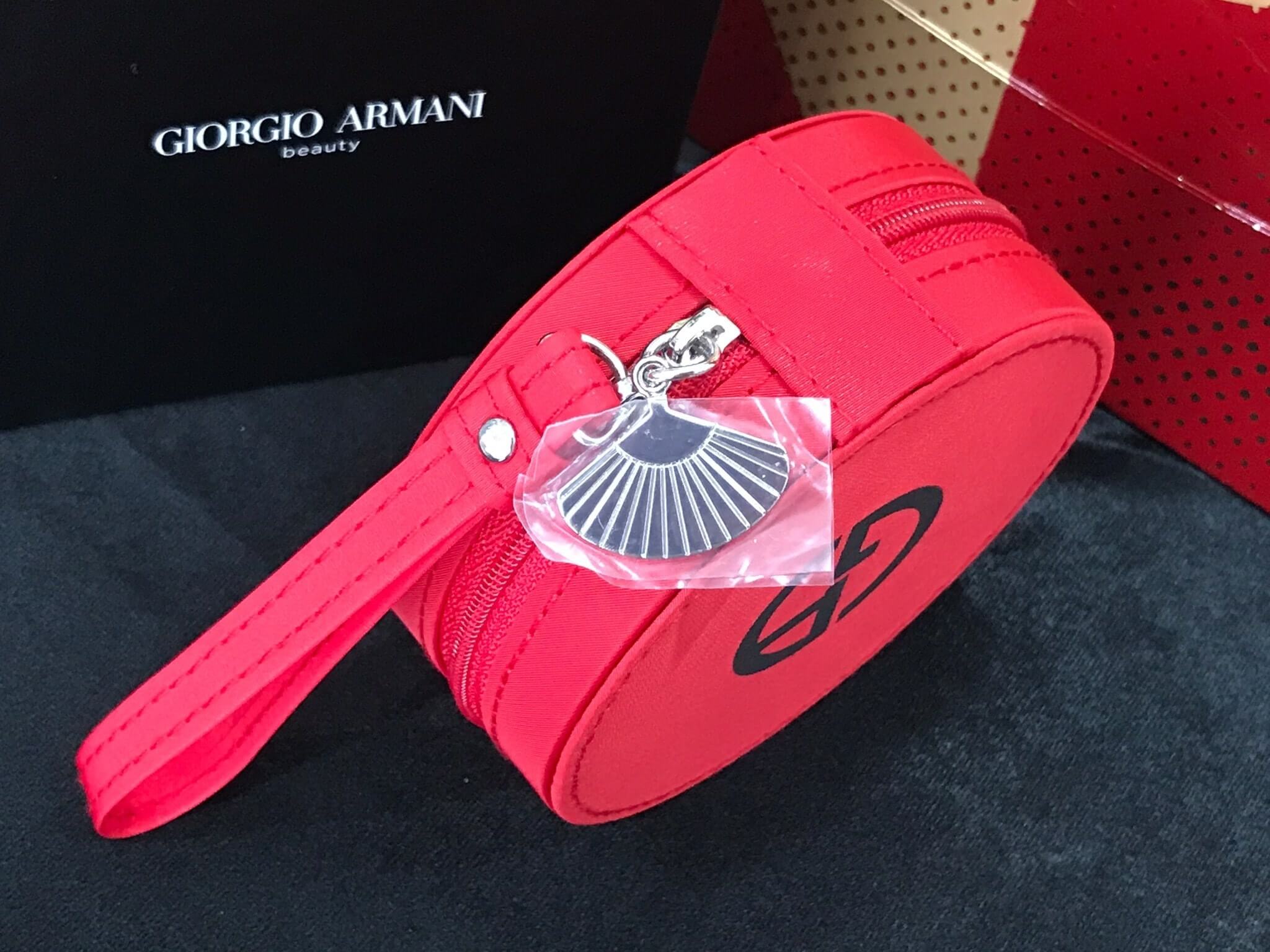 Giorgio Armani Beauty Red Cushion Vanity Bag อะไหล่เงิน ตกแต่งด้วยพวงกุญแจปั๊มโลโก้แบรนด์ มีสายคล้องข้อมือ ด้านหน้า ปั๊มโลโก้แบรด์หรูหราตามแบบฉบับแบรนด์ น้ำหนักเบา แข็งแรง ทนทาน วัสดุอย่างดี