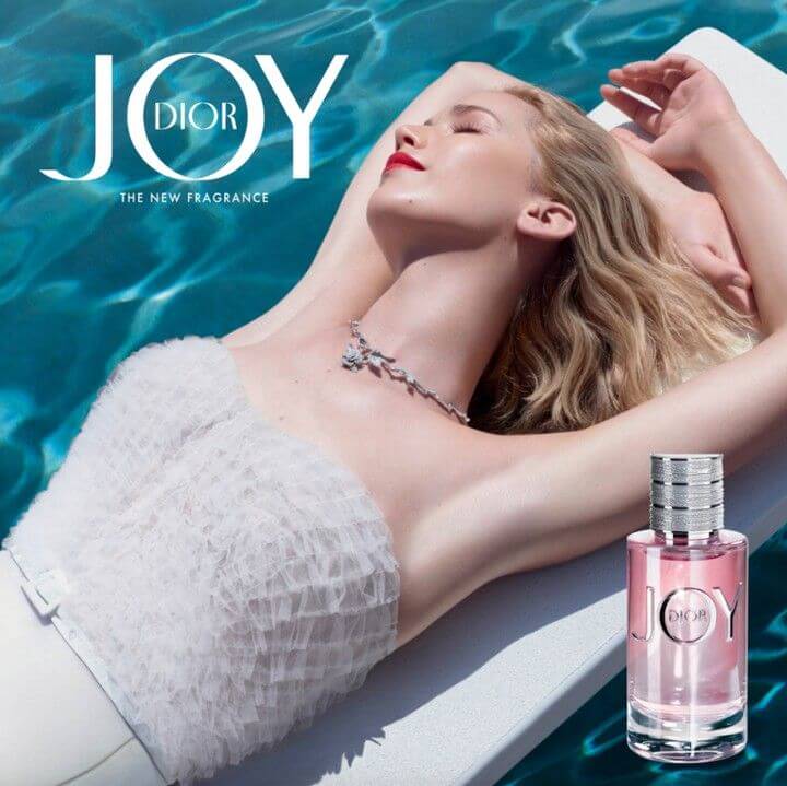 Dior Joy Eau de Parfum กลิ่นหอมอ่อนโยน บางเบา ทว่าอุ่นอวลไปด้วยเสน่ห์ตราตรึงและความสุขที่แผ่ซานมาจากอินเนอร์ ผ่านกลิ่นหอมแนว powdery floral 