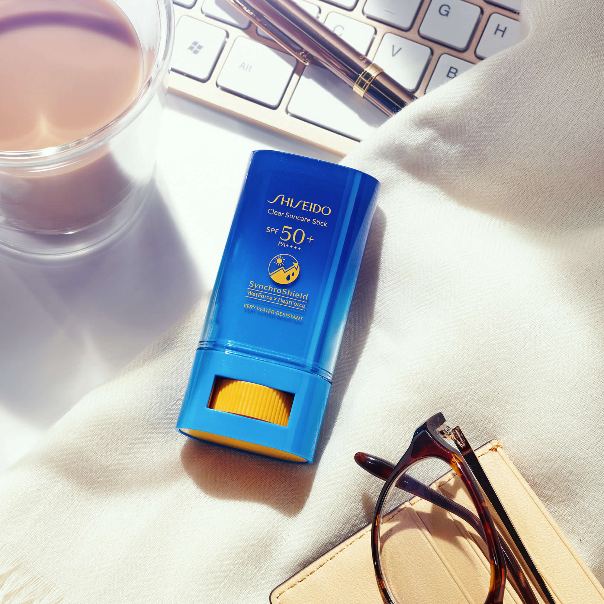 Shiseido Clear Sunscreen Stick SPF 50+ PA+++ 20 g กันแดดสติ๊กสูตรใหม่ล่าสุด! จาก Shiseido พกพาง่าย หยิบทาเมื่อไรก็ได้ สามารถทาได้โดยไม่ทำให้มือเลอะ (Touch-Free) สะดวกรวดเร็ว และยังสามารถทาทับเมคอัพได้ โดยไม่ทำให้เป็นคราบ  ปกป้องผิวคุณจากแสงแดดและมลภาวะตลอดทั้งวัน สะดวกทุกที่ ทุกเวลา