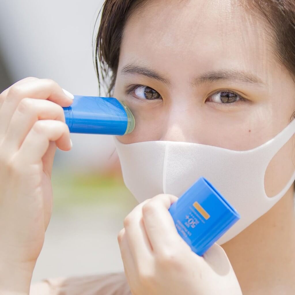Shiseido Clear Sunscreen Stick SPF 50+ PA+++ 20 g เนื้อบางเบาซึมซาบเร็ว ไม่เหนียวเหนอะหนะ ทาทับเมคอัพได้ โดยไม่ทำให้เป็นคราบ สูตร Very- Water Resistant ปกป้องผิวจากแสงแดดยาวนานคงทง 