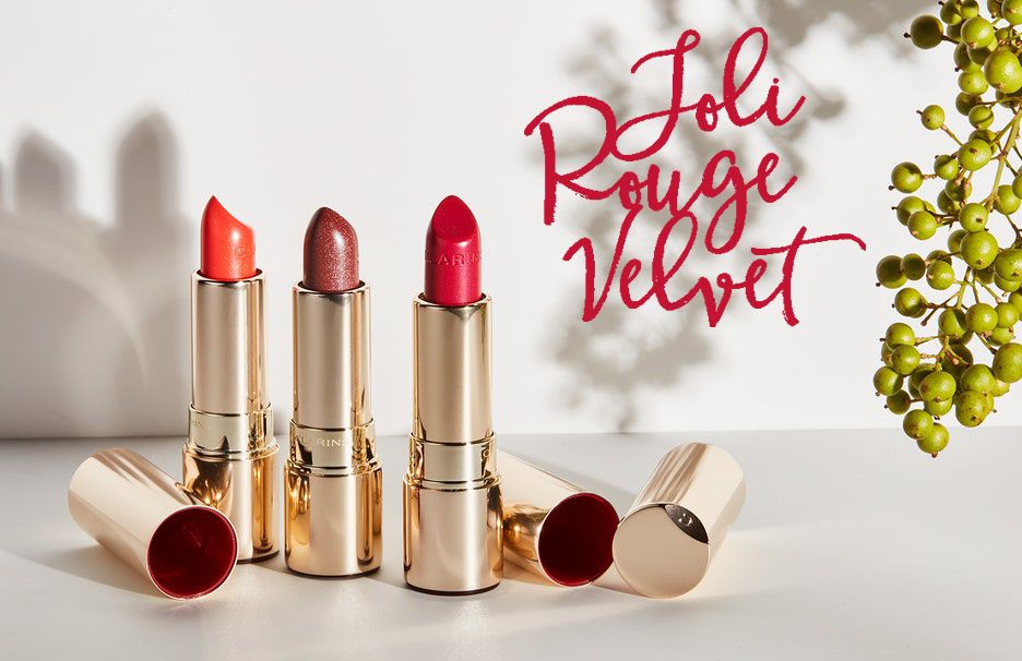 Clarins Joli Rouge Velvet Matte & Moisturizing Lipstick ลิปสติกในตำนานที่ให้เนื้อแมตต์เนียนเรียบด้วยสูตรที่ให้ความชุ่มชื้นแก่ริมฝีปาก ชุ่มชื้นนานถึง 6 ชั่วโมง