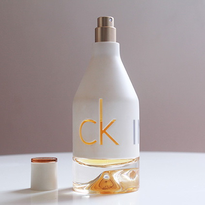 CK Calvin Klein in2u Her EDT หอมกลิ่นเกรปฟรุ๊ต รองลงมาเป็นมะกรูด วนิลลา แอมเบอร์และกล้วยไม้ เหมาะกับฤดูร้อนและใบไม้ผลิ