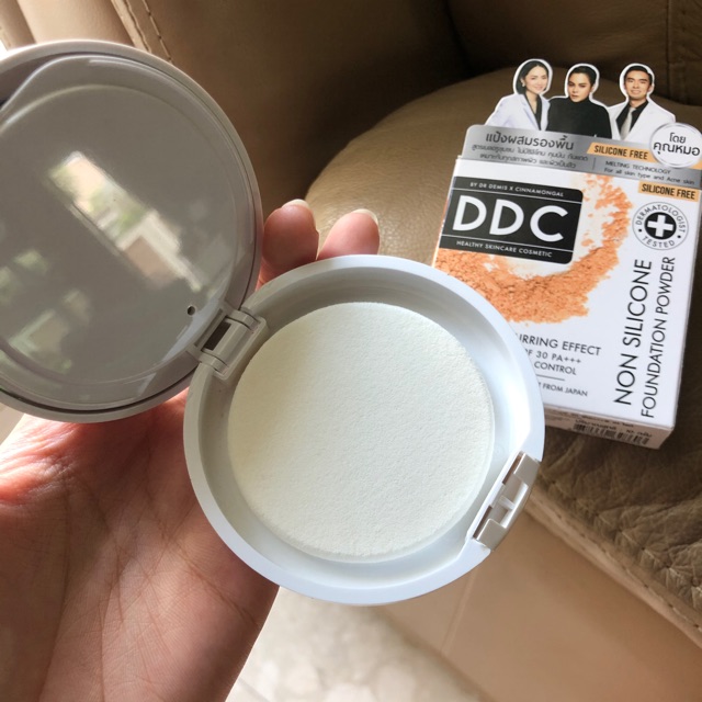 DrDemisX Cinnamongal DDC Foundation Powder ภายในตลับ ใช้งานง่าย มีฟองน้ำและกระจกในตัว 