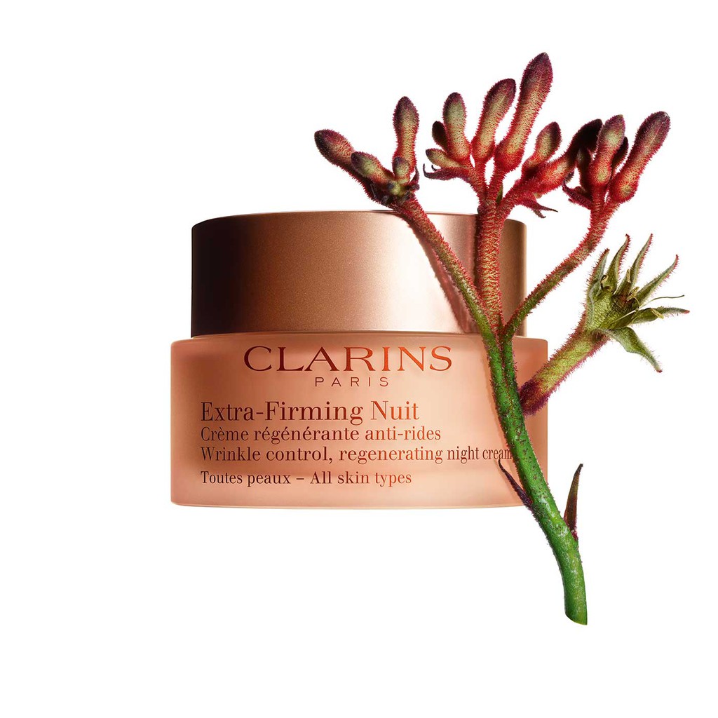 Clarins Extra-Firming Nuit Wrinkle Control Regenerating Night Cream All Skin Types 50 ml ครีมบำรุงผิวสูตรกลางคืนจาก CLARINS ด้วยประสิทธิภาพของการลดเลือนริ้วรอยแห่งวัยที่ให้ผลลัพธ์ที่ทรงประสิทธิภาพ ผลิตภัณฑ์เปี่ยมไปด้วยความรื่นรมย์แห่งประสาทสัมผัสอย่างที่ผู้หญิงต้องการ ทั้งเนื้อสัมผัสที่บางเบา กลิ่นหอมอ่อนๆ เย้ายวนใจ และดีไซน์ที่ดูเลอค่าอย่างทันสมัย   ช่วยดูแลริ้วรอยและฟื้นบำรุงผิวเหมาะกับทุกสภาพผิว