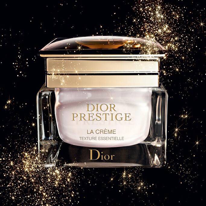 Dior Prestige La Crème Texture Essentielle ที่สุดของความหรูหรากับครีมบำรุงผิวหน้า Dior Prestige ช่วยสริมสร้างเซลล์ผิวเพื่อความสมบูรณ์แบบของผิวตั้งแต่ครั้งแรกที่ใช้ ประหนึ่งผิวพรรณจรัสประกาย สดใส