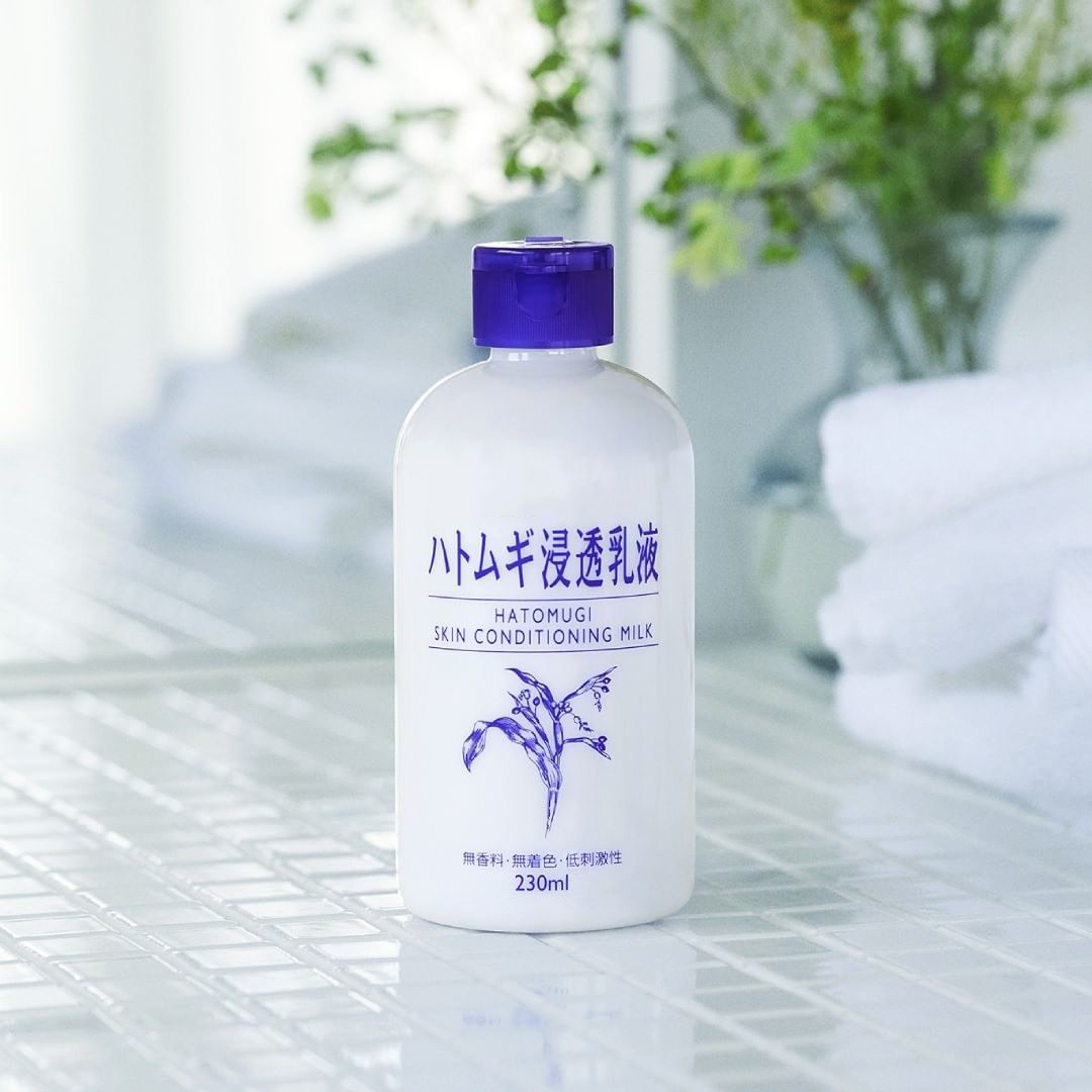 Hatomugi Skin Conditioning Milk 230ml โลชั่นน้ำนมจากญี่ปุ่น อุดมไปด้วยสารสกัดจากข้าวบาเล่ย์ และ ลูกเดือย ช่วยเติมเต็มความชุ่มชื่นให้ผิวได้อย่างล้ำลึก