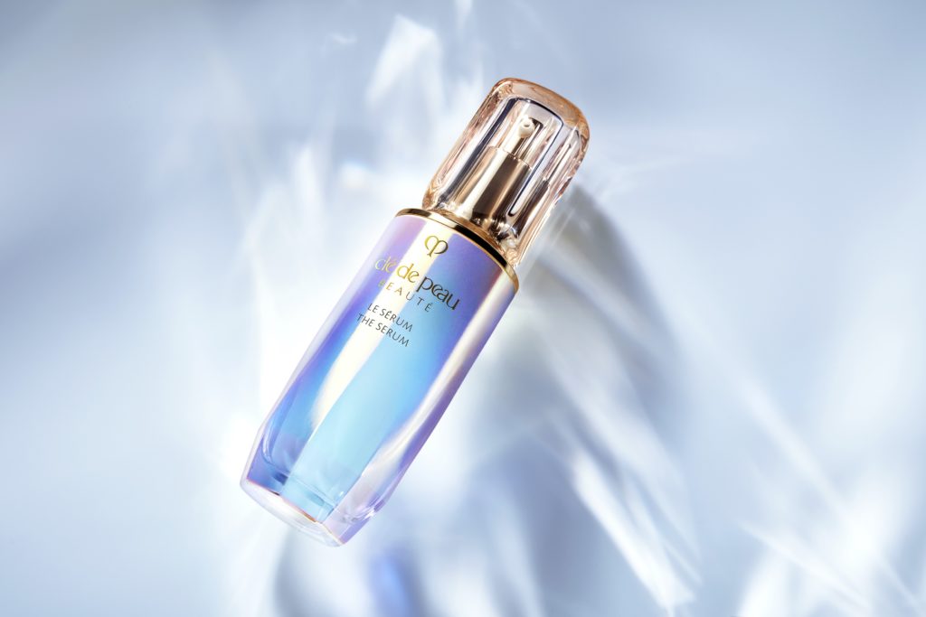 Cle De Peau Beaute The Serum ที่สุดของเซรั่มบำรุงผิวสูตรปลุกฟื้นอัจฉริยภาวะทางสภาพผิว ให้สมรรถนะการทำงานของผิวพรรณดำเนินไปอย่างราบรื่น ตามปรกติ ซึมซาบอย่างรวดเร็ว เพื่อเผยประกายกระจ่างสดใสของเนื้อผิวที่นุ่มนวล แน่นกระชับ