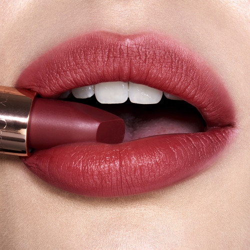  Charlotte Tilbury Matte Revolution Lipstick #Walk of No Shame