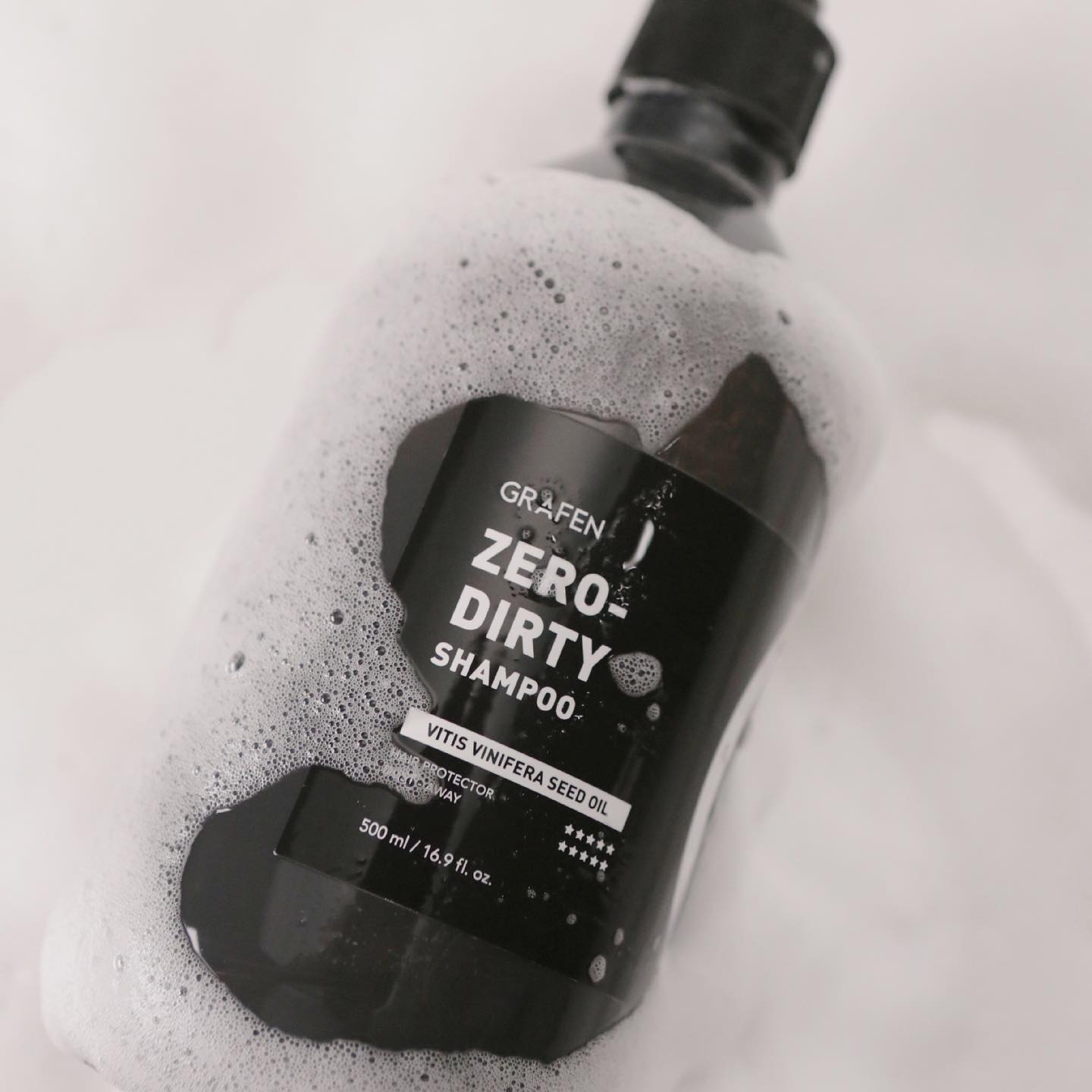 Grafen Zero-Dirty Shampoo 500ml แชมพูที่มีส่วนประกอบของ HP-DCC เอกสิทธิของกราเฟน ช่วยปกป้องหนังศีรษะและเส้นผมจากมลภาวะ และสารเคมีต่างๆ ให้ผมกลับมานุ่ม เงา สวยอีกครั้ง