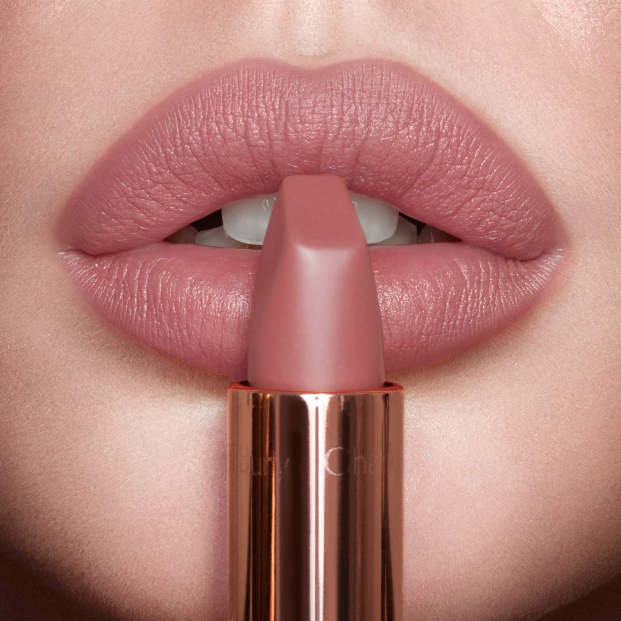 Matte Revolution Lipstick #Pillow Talk 1.1g ลิปสติกเนื้อแมทเพิ่มสีสันอย่างเป็นธรรมชาติ พร้อมสารบำรุงให้ริมฝีปากเรียบเนียน อ่อนเยาว์ยิ่งขึ้น