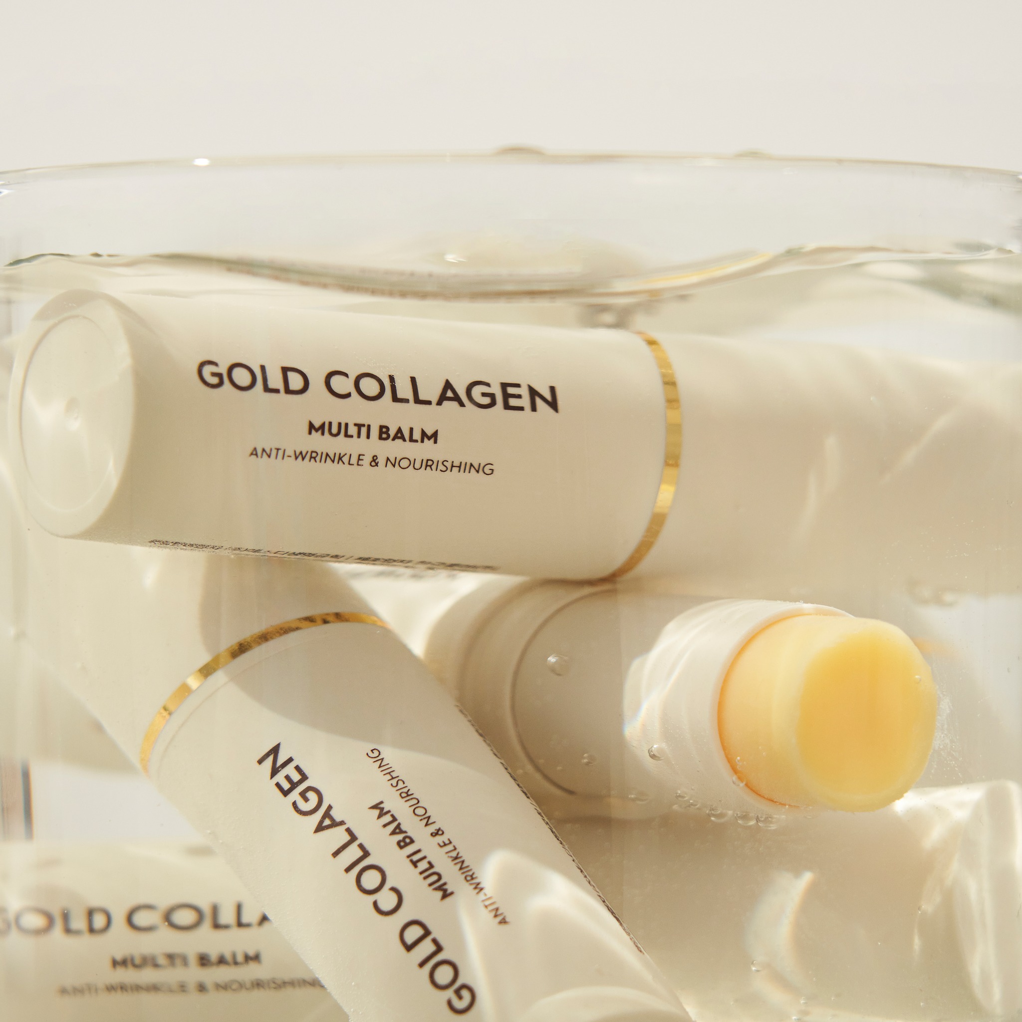 SNP Gold Collagen Multi Balm 9.7g ช่วยให้ผิวชุ่มชื้น ฉ่ำ โกลว์ หมดปัญหาเรื่องริ้วรอยทันทีที่ทา ใช้บำรุงและสามารถทาทับเมคอัพระหว่างวันได้