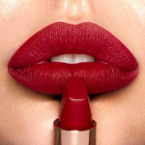Matte Revolution Lipstick #Red Carpet Red 1.1g ลิปสติกเนื้อแมทสีแดงทับทิมสำหรับลุคเฉิดฉายบนพรมแดง หรูหรา สวยคม เหมือนกลีบกุหลาบสีแดงสด