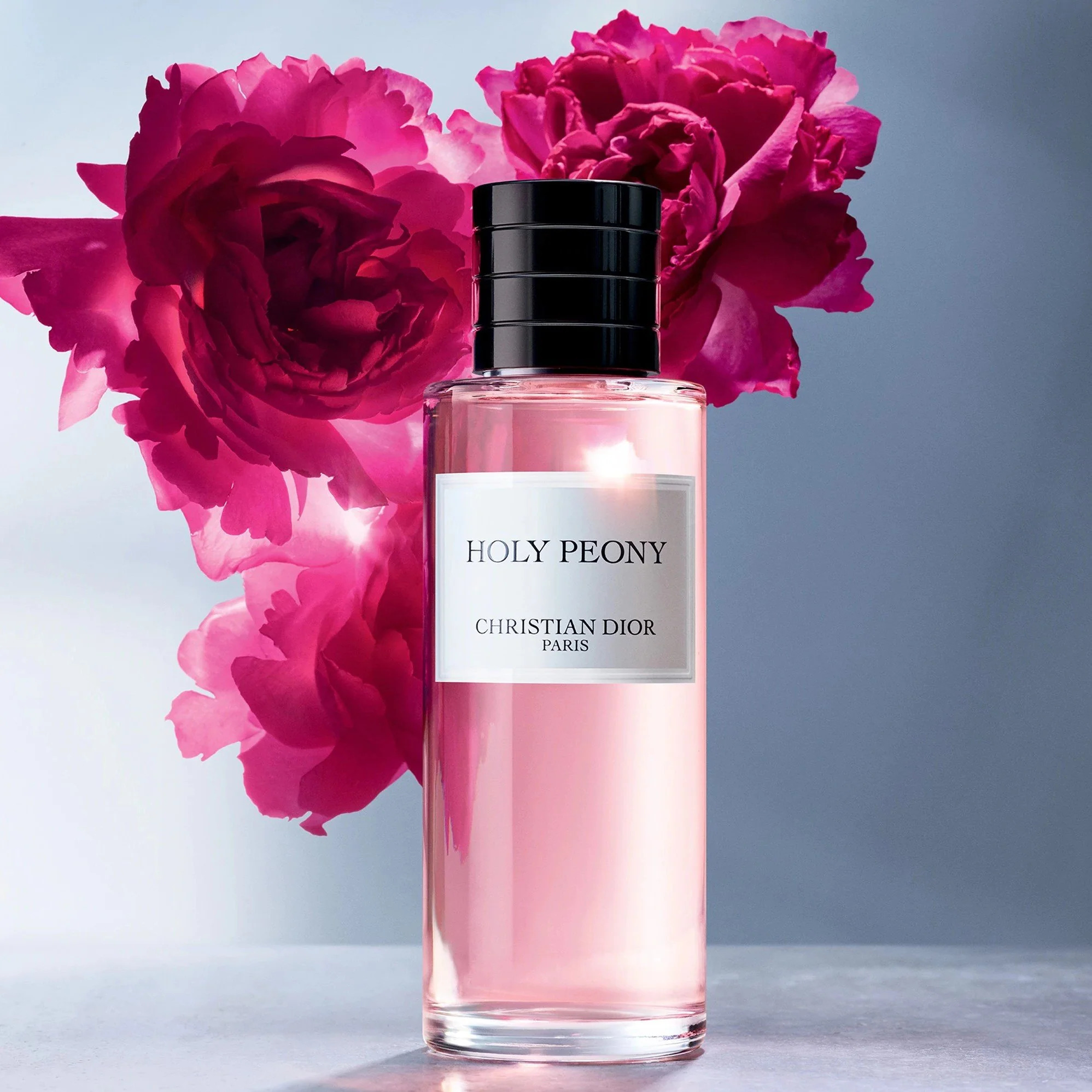 Holy Peony Perfume EDP 7.5ml น้ำหอมกลิ่นฟรุ๊ตตี้ฟลอรัล เย้ายวนใจและความสดชื่น Holy Peony เป็นกลิ่นหอมที่สร้างความสมดุลระหว่างความนุ่มนวลและความมีชีวิตชีวาของผลไม้