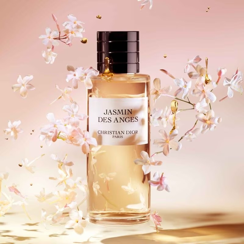 Jasmin Des Anges Perfume EDP 7.5ml กลิ่นฟรุตตี้ฟลอรัลเหมือนอยู่ในทุ่งดอกมะลิ ดอกไม้ที่อบอวลอยู่ในอากาศ เหมือนกำลังอาบแสงแดดตลอดฤดูร้อน