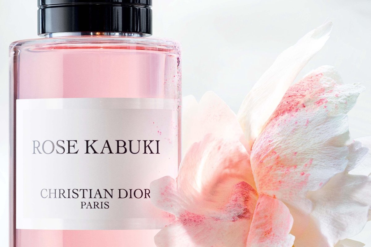 Rose Kabuki Perfume EDP 7.5 ml กลิ่นดอกกุหลาบที่ละเอียดอ่อนที่ห่อหุ้มด้วยผ้าฝ้ายที่มีเนื้อแป้งทำให้นึกถึงใบหน้าที่บริสุทธิ์ของโรงละครคาบูกิแบบดั้งเดิมของญี่ปุ่น