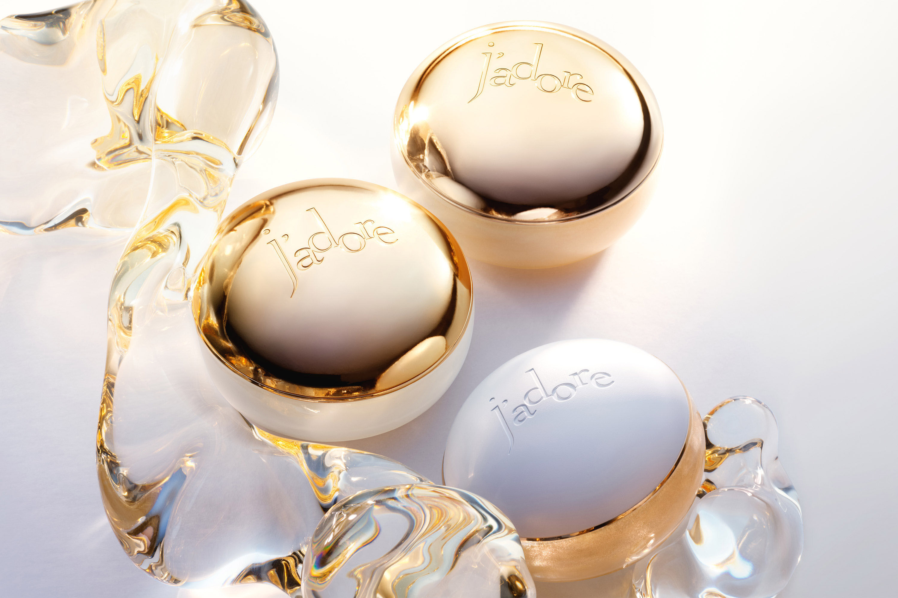Dior J'adore Les Adorables Set 3 Items (กล่องมีตำหนิ ไม่มีผลต่อการใช้งาน)  Shimmering Scrub 4ml, Body Cream 4ml และ Golden Shimmering Gel 4 ml เซ็ตสครับชิมเมอร์ ครีมทาผิวกาย และเจลชิมเมอร์