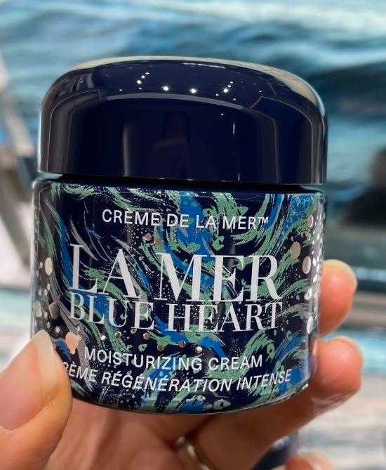 La Mer blue heart Crème de 60ml (limited edition) มอยส์เจอร์ไรเซอร์ เอกลักษณ์จาก La Mer มาในรูปแบบลิมิเต็ดเอดิชั่นด้วย Blue Heart Crème 