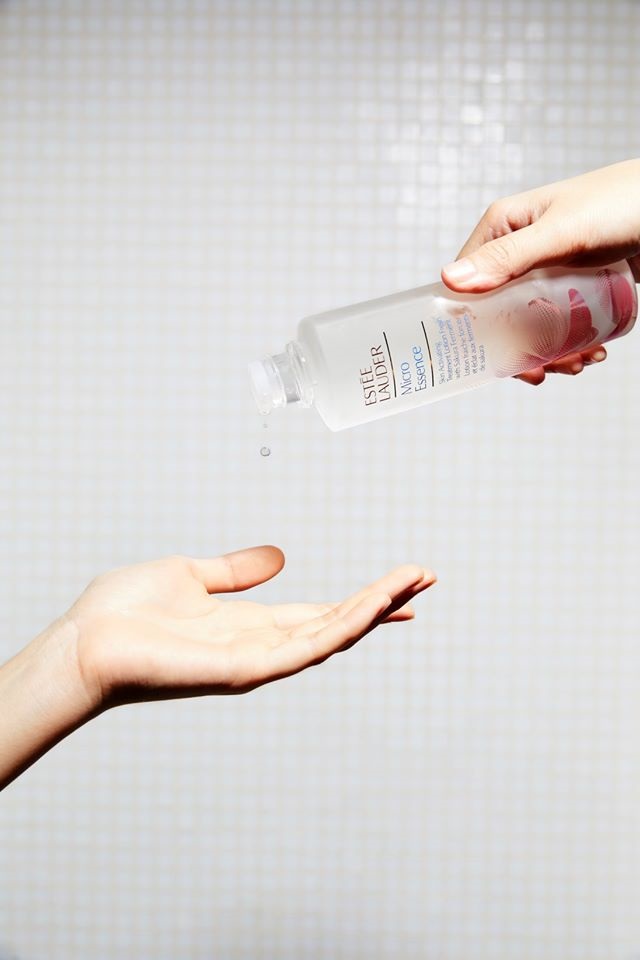 ESTEE LAUDER Micro Essence Skin Activating Treatment Lotion Fresh With Sakura Ferment 30ml เอสเซนส์ในรูปโลชั่น ช่วยเสริมพื้นฐานที่ดีให้ผิว ดูมีสุขภาพดี ปลุกให้ผิวดูเปล่งประกาย อ่อนเยาว์ เผยความเปล่งประกายดุจนางฟ้า